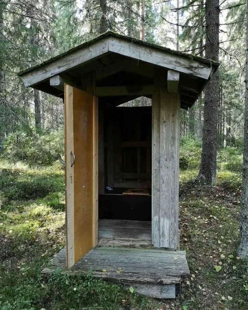 Ulkohuussi ennen kunnostusta