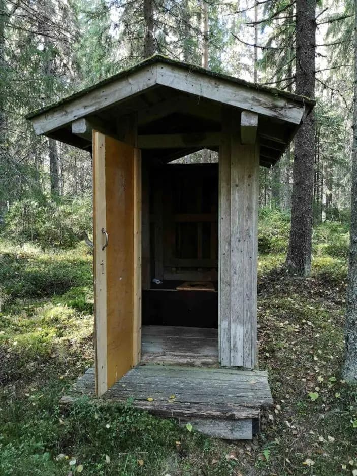 Ulkohuussi Kalliojärven lintutornin alueella ennen kunnostusta