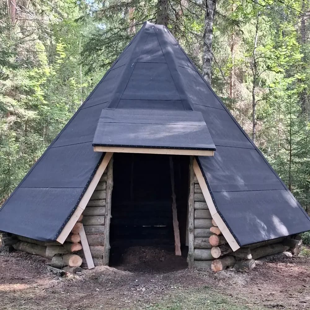 Sama kota uuden huopakatteen asennuksen jälkeen, savuaukon suojus purettuna