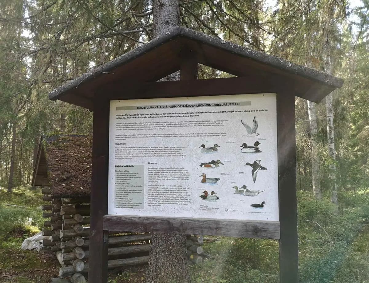 Alueen opastaulu ennen kunnostusta