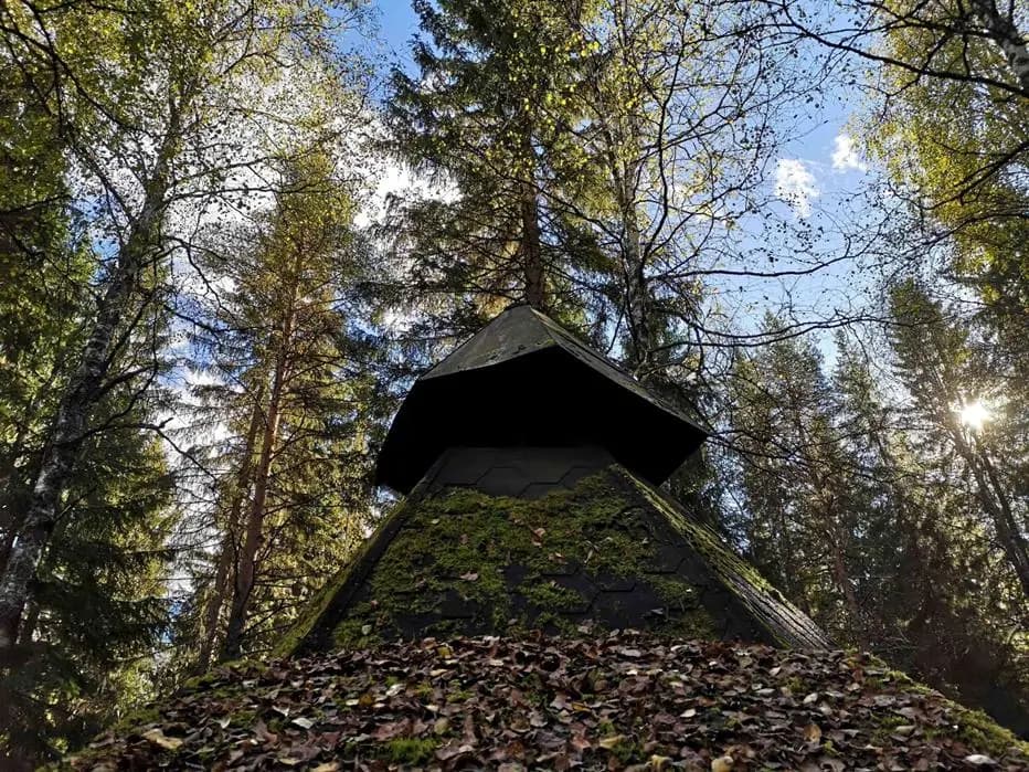 Kodan harjalla oleva savuaukon suojus alhaalta kuvattuna